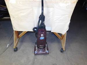 lot 28 image: Dirt Devil Ultra Swival Glide Vacuum