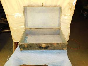lot 52 image: Vintage Suitcase