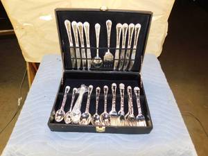 lot 58 image: WM Rogers & Sons Silver Set