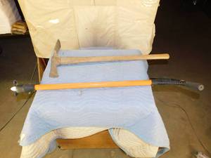lot 61 image: Fiskars Dandilion PickerPick Axe
