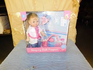 lot 62 image: Singing Doll Playset