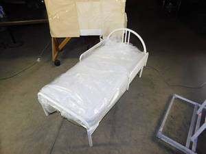 lot 71 image: Childs Bed with New Mattress