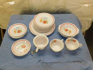 lot 84 image: Dish Set