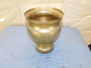 lot 117 image: Solid Brass Planter  Urn