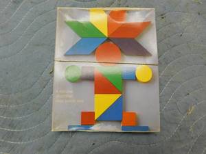 lot 167 image: Design Discoveries Vintage Learning Game