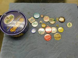 lot 180 image: 20 Vintage Collectable Pin Back Buttons
