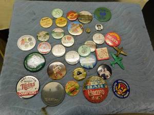 lot 181 image: 30 Vintage Collectable Pin Back Buttons