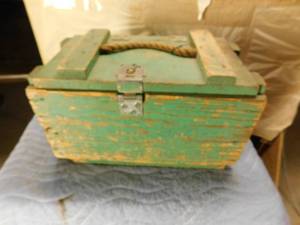 lot 194 image: 81mm Mortors Ammo Box