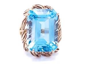 lot 20 image: Impressive 19.5 Carat Swiss Blue Topaz Estate Ring in a Beautiful 14k Yellow Gold Setting