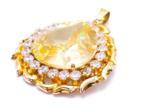 lot 28 image: Immaculate Yellow & White Estate Pendant in 18k Yellow Gold