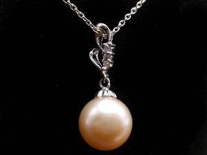 lot 45 image: 10.3mm Golden South Sea Pearl and Diamond Estate Pendant in White Gold