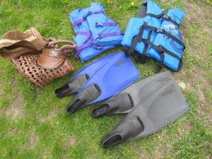 lot 253 image: Life Vests, Swim Fins, Beach Bag