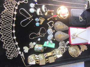 lot 211 image: Costume Jewelry