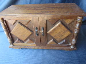 lot 215 image: Jewelry Chest