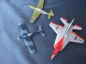 lot 225 image: Cast Toy Planes