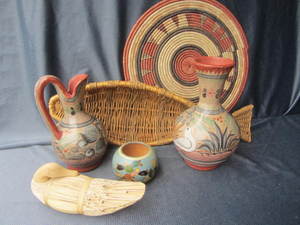 lot 146 image: Mexican Pottery, Fish Basket