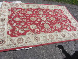 lot 9 image: Area Rug