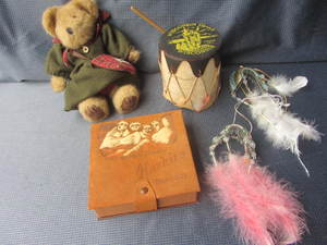 lot 26 image: Boyds Bear, Souvenirs
