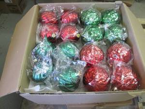 lot 4 image: Case of 32 Large Shatterproof Chris...