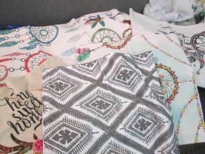 lot 10 image: 6 Assorted Pillow Covers...