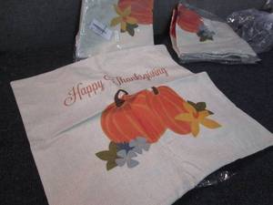 lot 119 image: 4 Thanksgiving Pillow Covers ZZ3...