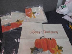 lot 159 image: 4 Thanksgiving Pillow Covers ZZ3...