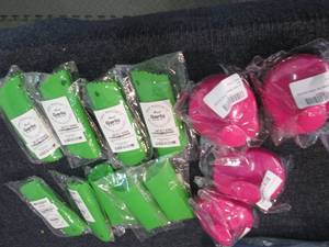lot 215 image: 9 Garlic Peelers, 4 Scalp Massagers...