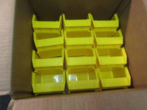 lot 284 image: Edsal 1.15-Qt. Stackable Plastic St...