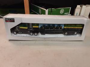 Spec Cast Ford Aeromax Feather Lite Trailer