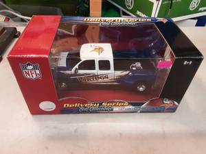 Ertl NFL Vikings 127 Scale Chevy Silverado