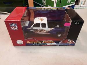 Ertl NFL Vikings 127 Scale Chevy Silverado