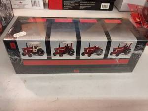 Ertl IHC 66 Series 2  4-Tractor Set Unopened