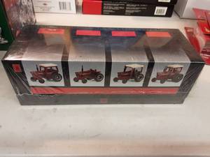 Ertl IHC 66 Series 8 Tractor Set Unopened