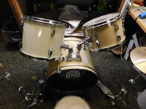 lot 5 image: Evans Drum Set