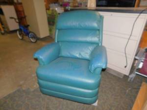 lot 28 image: Leather Turquoise  Rocker Recliner