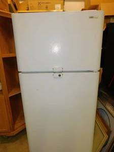 lot 40 image: Summit - No Frost Refrigerator