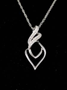 lot 20 image: Lovely Diamond Estate Necklace in Sterling Silver