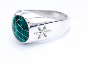 lot 34 image: Sterling Silver Artisan Made Ring With Malacite Inlaid With Silver.