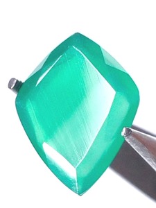 lot 37 image: 10 cm Wide Emerald Gemstone