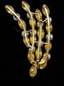 lot 56 image: WINK Pearl and Gold Broach Pin
