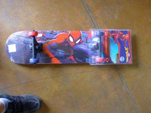 lot 7 image: Playwheels Spider-Man 28 Complete Skateboard-Not used