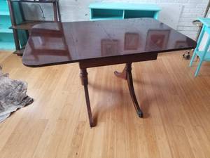 lot 22 image: Antique Paw Foot Drop Leaf Dining Table