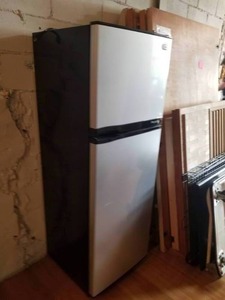 lot 27 image: Stainless Steel Avanti Compact Refrigerator Freezer