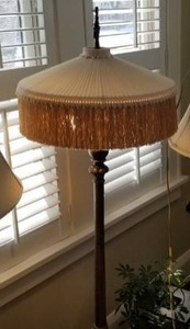 lot 52 image: Traditional Floor Lamp