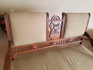 lot 21 image: Antique Victorian Settee Loveseat