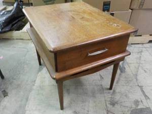 Wood End Table 21 x 26 x 21...