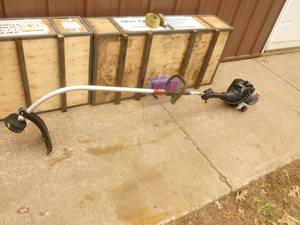 Craftsman 2 cycle Weed Trimmer. Looks new. Tested & works. As shown.