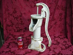 lot 4 image: Antique D.H. & Co. Cast Hand Pump