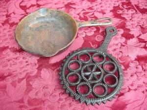 lot 7 image: Griswold Cast Trivet and Pan