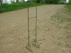 lot 11 image: Antique Iron QuiltTowel Rack